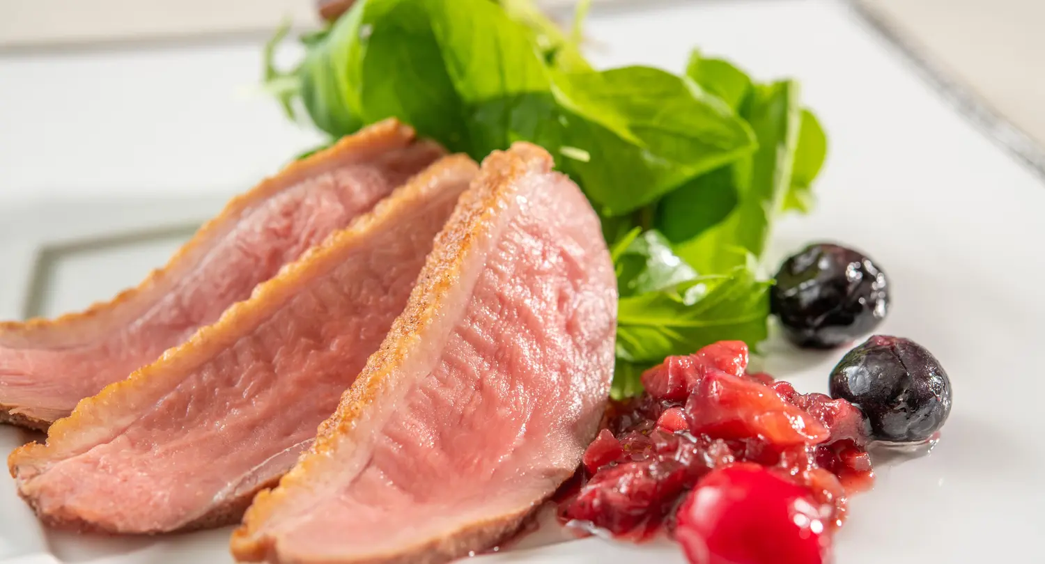 鴨胸肉のロゼサラダ仕立て赤い果実のソース